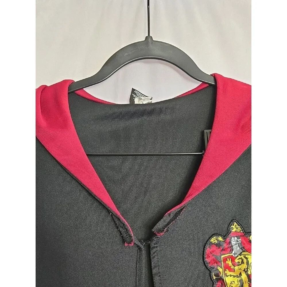 Harry Potter..Black Hooded Robe with Red Lining and Gryffindor Crest - Picture 6 of 13